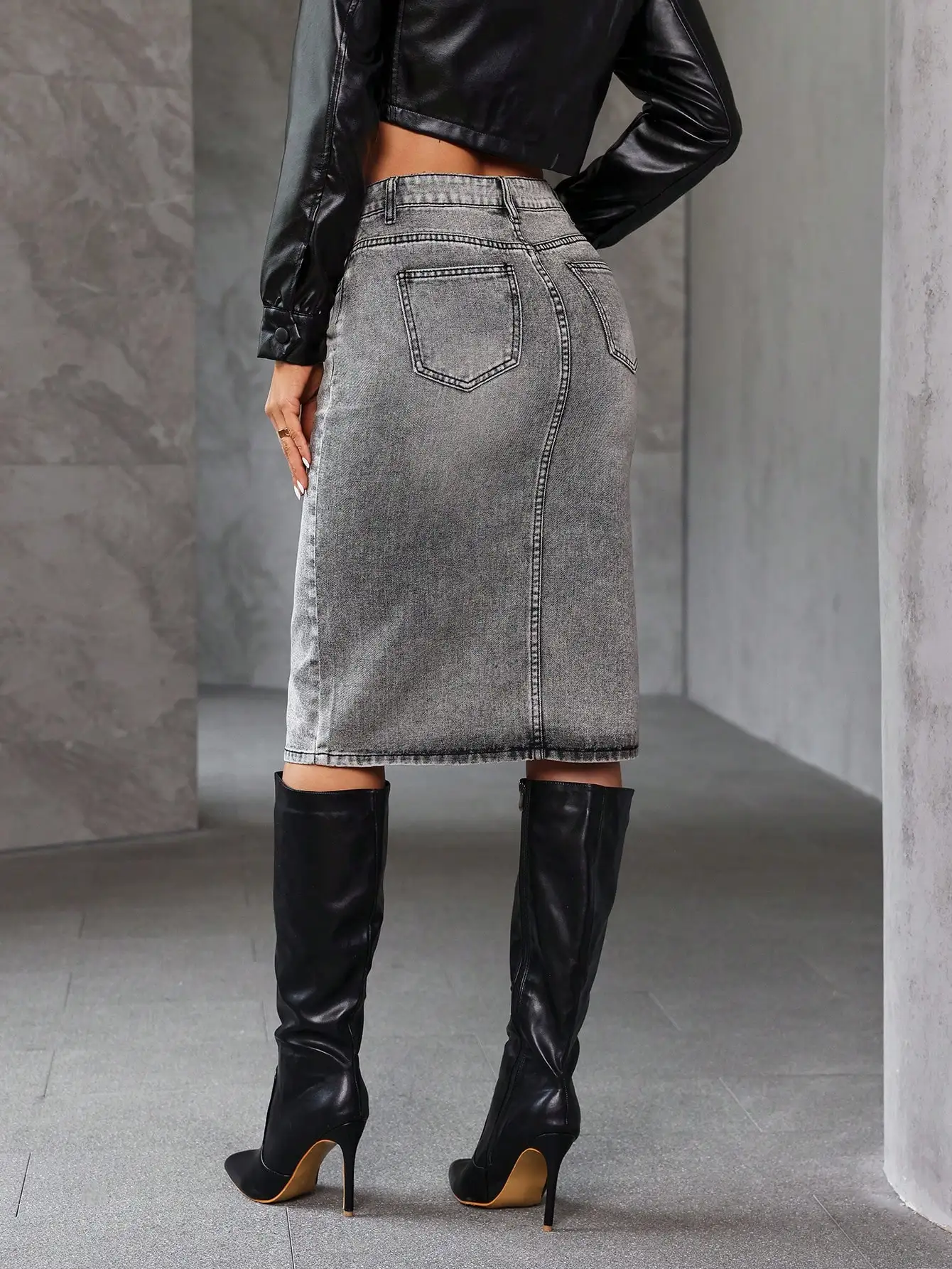 تنورة جينز نسائية متوسطة الطول بخصر مرتفع وشق أمامي