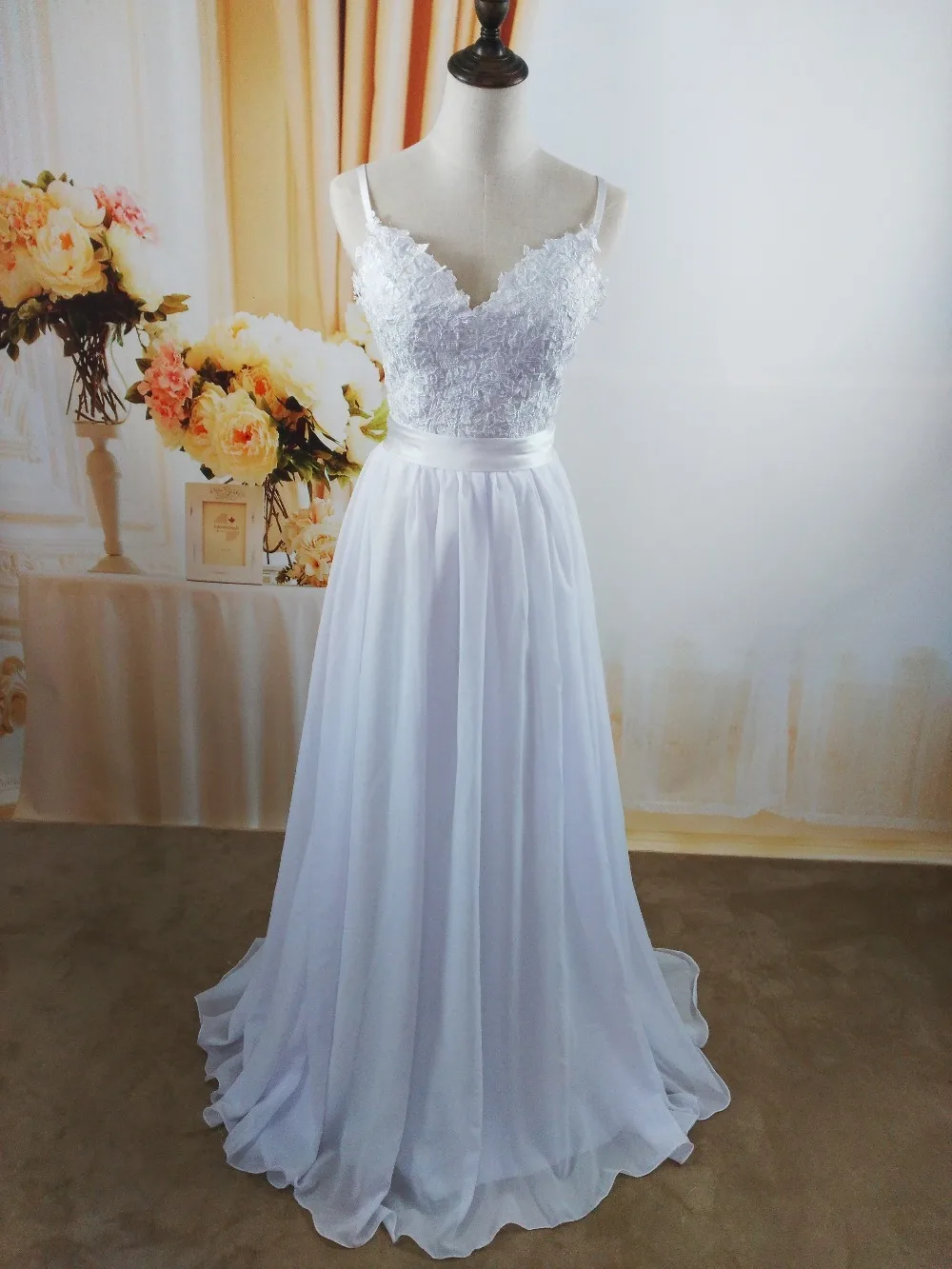 

ZJ9113 2024 Eightree Beach Wedding Dress Lace Bridal Dress Backless Spaghetti Straps Bridal Gown Plus Size Buttom Zipper