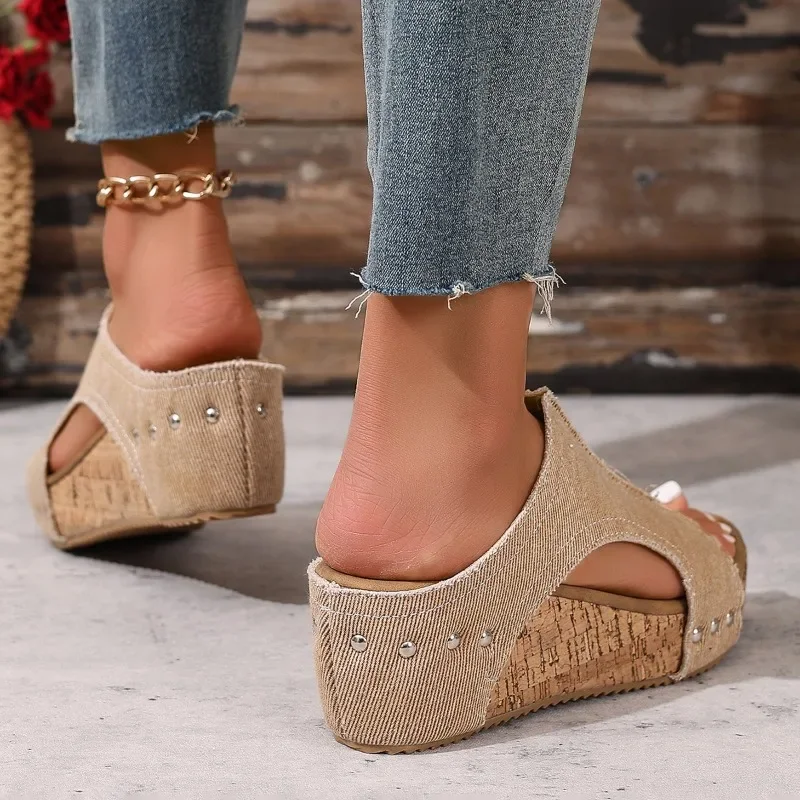 ‌ PLUS ขนาด 2025 ฤดูร้อนใหม่ขายร้อนโรมรองเท้าแตะกลางแจ้งสบายๆแพลตฟอร์มสบายรองเท้าผู้หญิง Rivet Wedges แฟชั่นรองเท้าแตะ