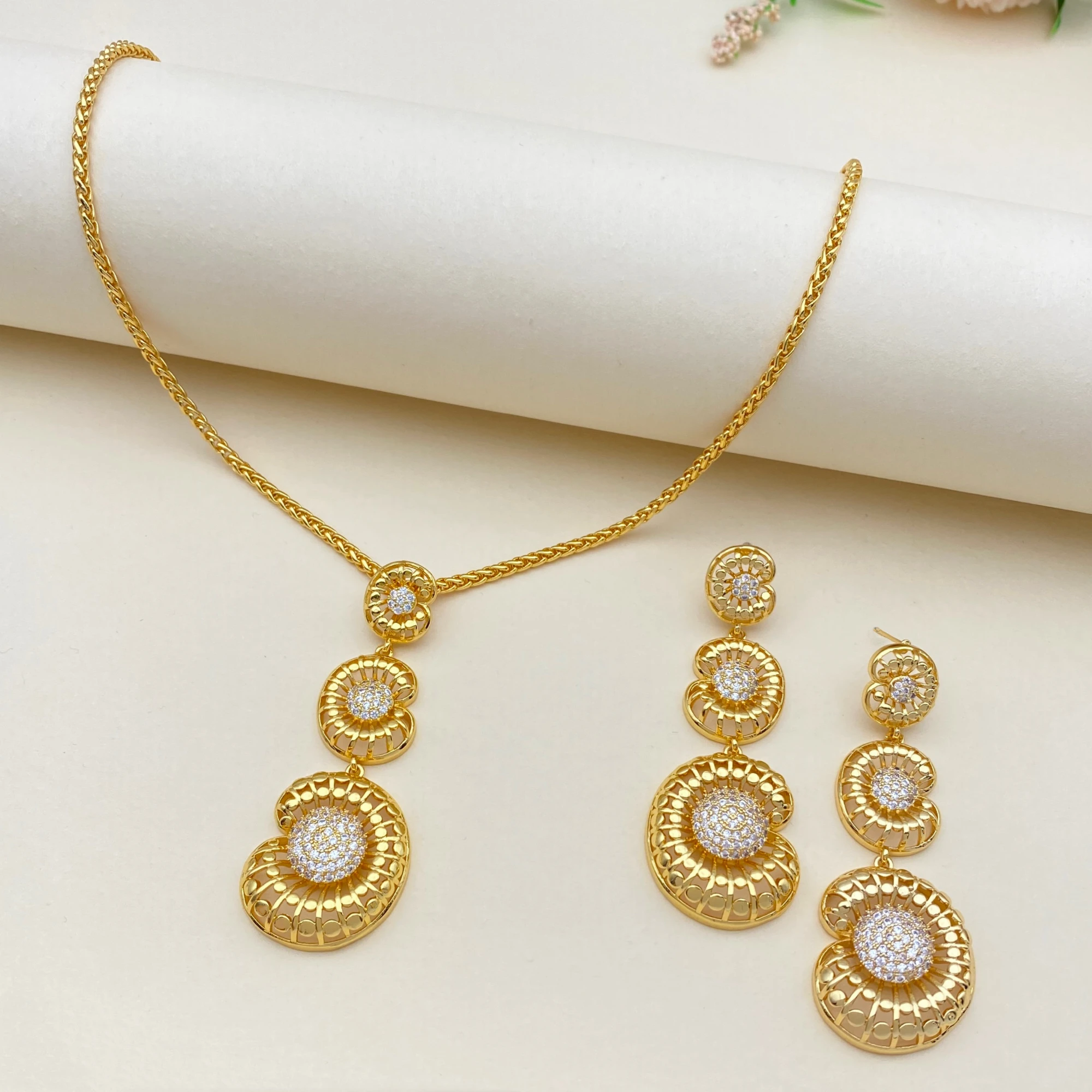 

Flora Hollow Round Zircon 2PCS Necklace Earrings Gold Plated Essential for Parties Gifts Women’s Luxury Jewelry Give a Gift Box