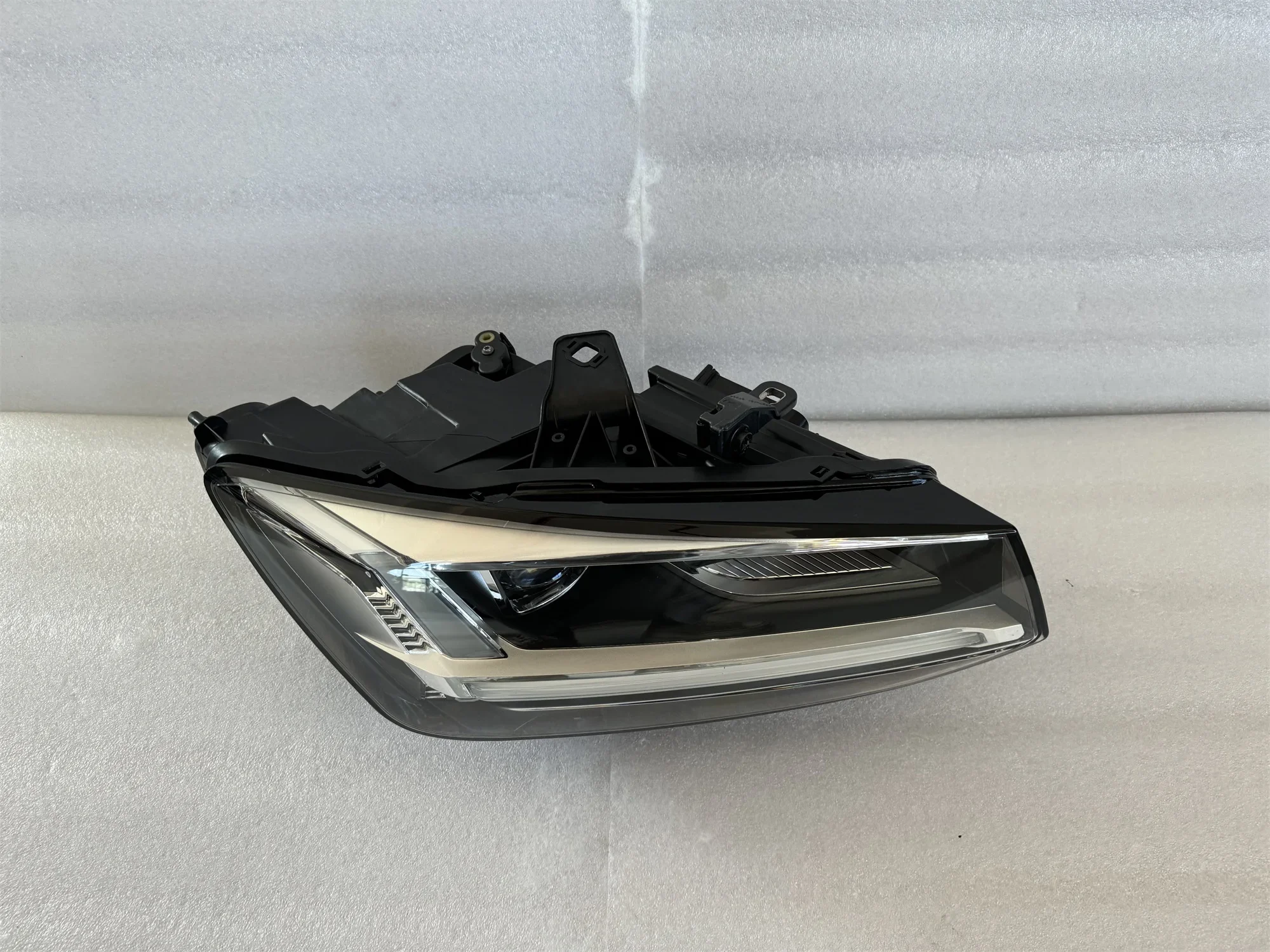 للمصابيح الأمامية Au d i Q2 LED 2019-2023 8 دبوس سيارات عالية الجودة #4