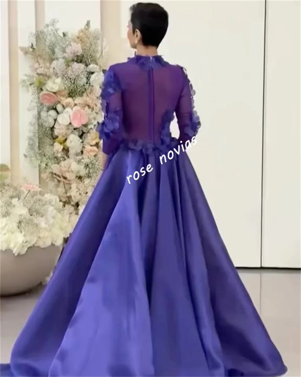 Suknia wieczorowa szyta na miarę, elegancka, na specjalną okazję, z wysokim kołnierzem, w kształcie litery A, do ziemi, z aplikacjami z plisowanej tkaniny charmeuse i kwiatami.