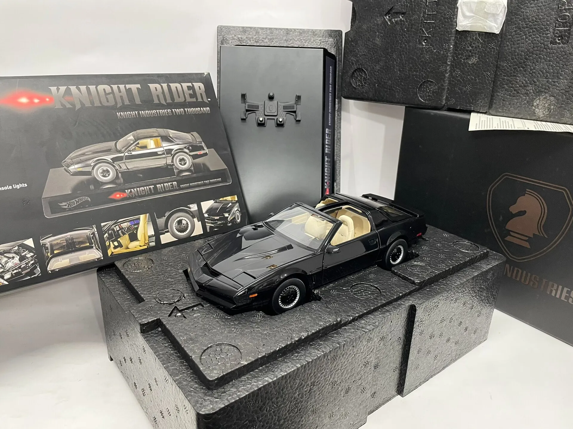 HW Elite 1:18 Knight Rider KARR Fine Version Simulation Limited Edition All Open Alloy Metal Static Car Model Toy Gift