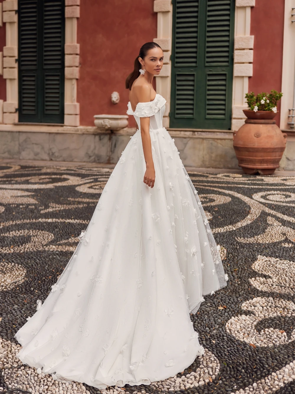 رشيقة خارج على الكتف فستان الزفاف حالمة 3D الأزهار ألف خط مخصص ملابس العروس أنيقة جميلة مشد ثوب الزفاف