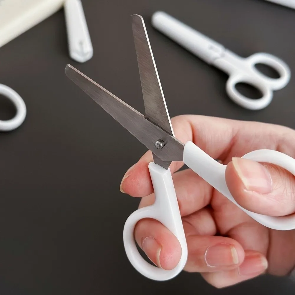 Forbici per cancelleria bianche pure con coperchio Forbici per bambini fatte a mano Materiale scolastico protettivo in acciaio inossidabile Strumento per tagliare la carta