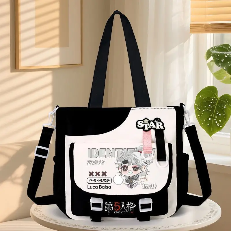 لعبة الهوية V أنيمي كوس العتيقة إيما وودز لوكا بالسا الخ. 33x30x12 سنتيمتر للجنسين 2025 حقيبة يد الحرم الجامعي تحجب الألوان