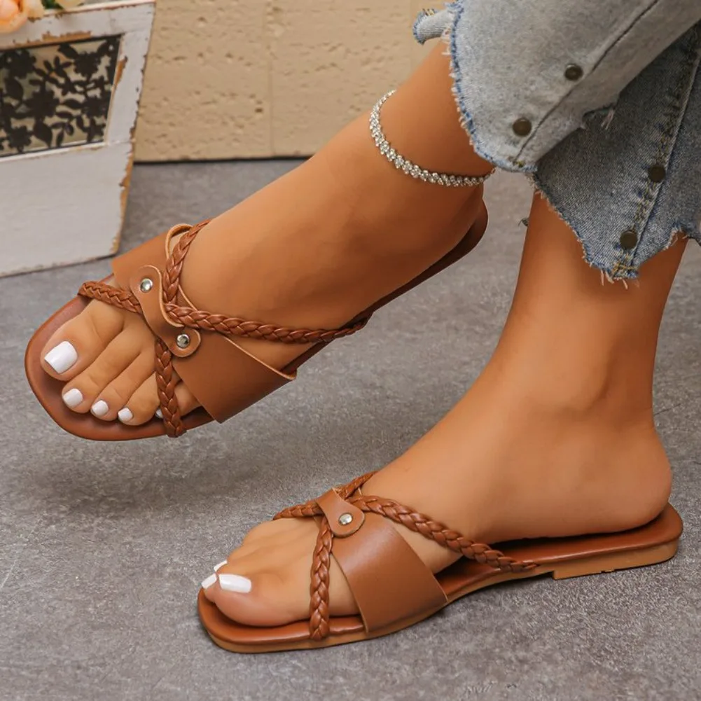 

Женские шлепанцы 2026: Новые модные пляжные повседневные сандалии, летние прогулочные тапочки, трендовая уличная роскошная обувь, женские слайды