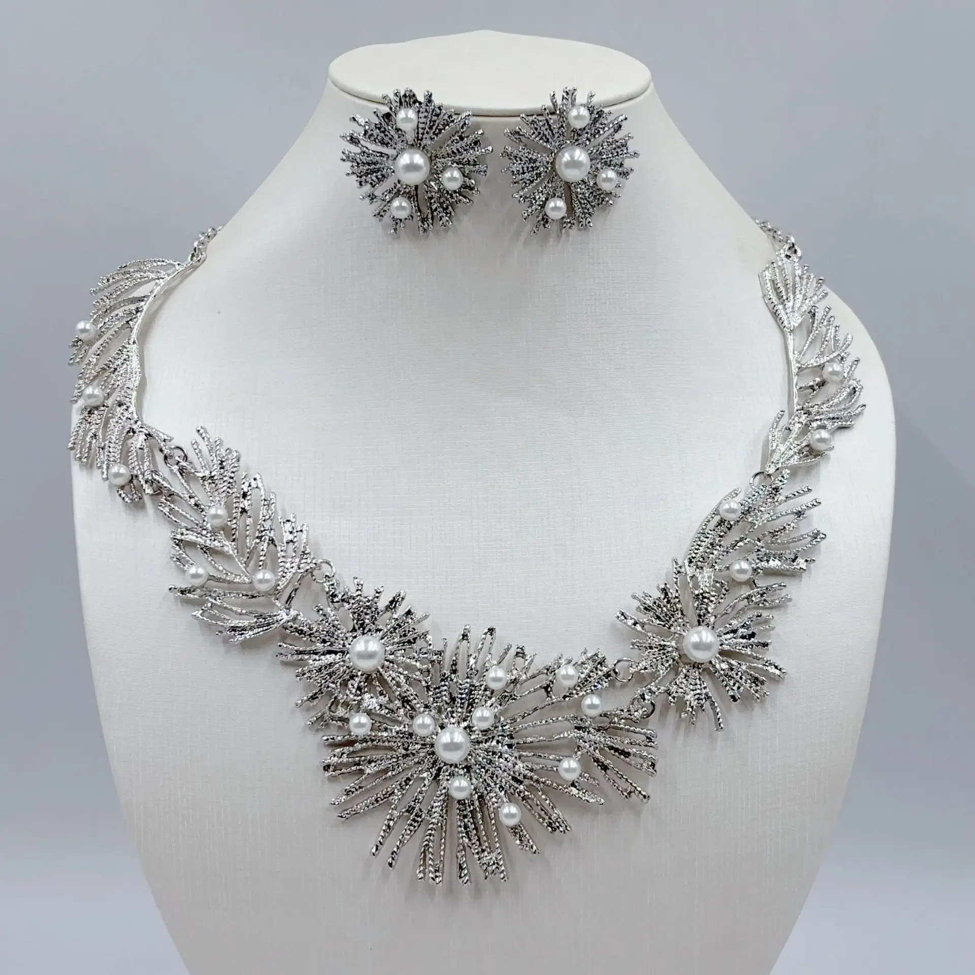 

Explosive Geometric Alloy Pearl Necklace Earrings Set Fashion Feminine Accessories Set