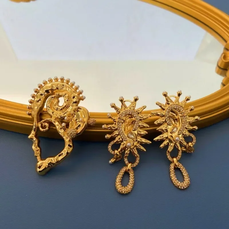 

Designer Luxury Retro Surrealistic Face Brooch Earrings Fashionable High Quality Pearl Gem Women's Brooch Earrings Two-piece Set