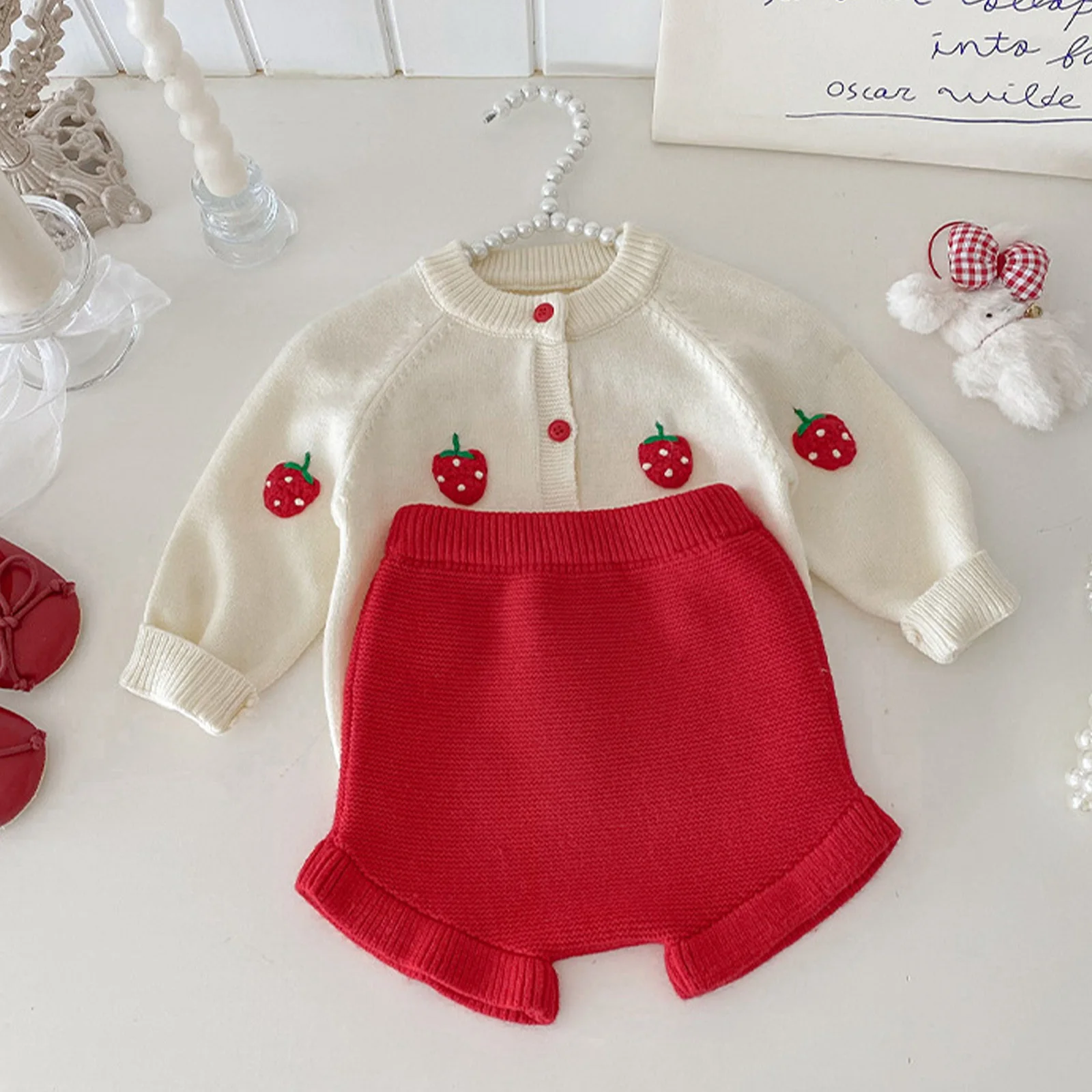 幼児女の赤ちゃん春秋ニット服イチゴ刺繍カーディガンコートとショートパンツクリスマス誕生日パーティー衣装