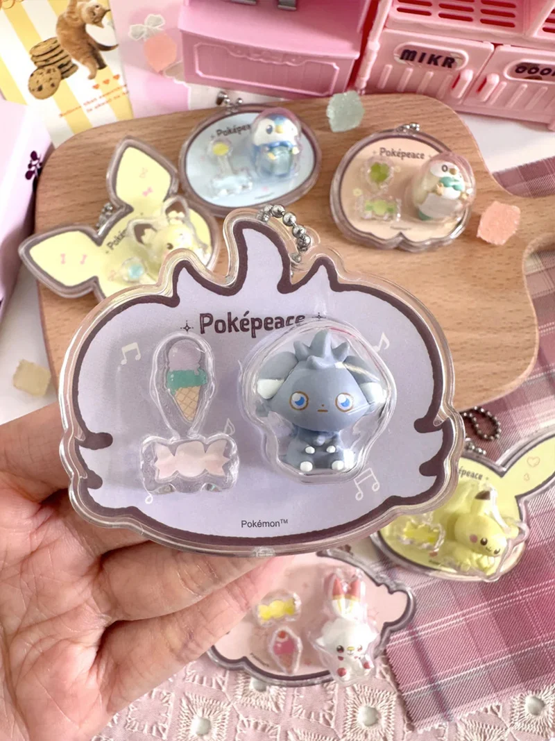PREVENTA: Llavero Original Pokémon PokéPeace Dream Encounter, Caja Sorpresa con Colgante, Rowlet, Piplup, Espurr, Adorno Coleccionable