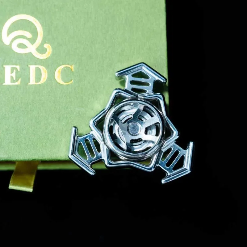 QEDC Beijing Exhibition Edição limitada Brinquedo de descompressão de mesa Fidget Spinner de três páginas