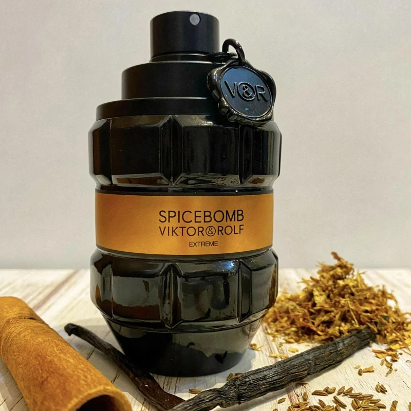 

Парфюм Bold Men's Passion Bomb, 90 мл – стойкий ароматный спрей Spicy Oriental Woody серого, зеленого, черного, красного цвета.