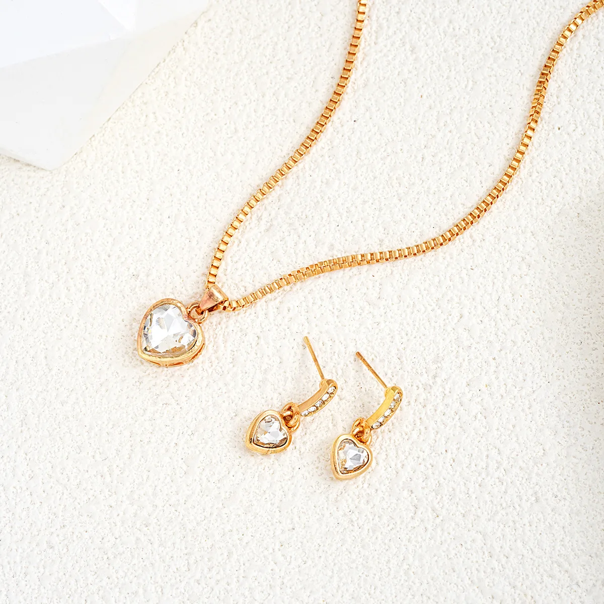 Trendiges Schmuckset mit Kristallherzanhängern für Damen, bestehend aus Ohrringen und einer Halskette, schlicht und zart, ideal für den täglichen Gebrauch und als Accessoire für Partys. – Detail 4