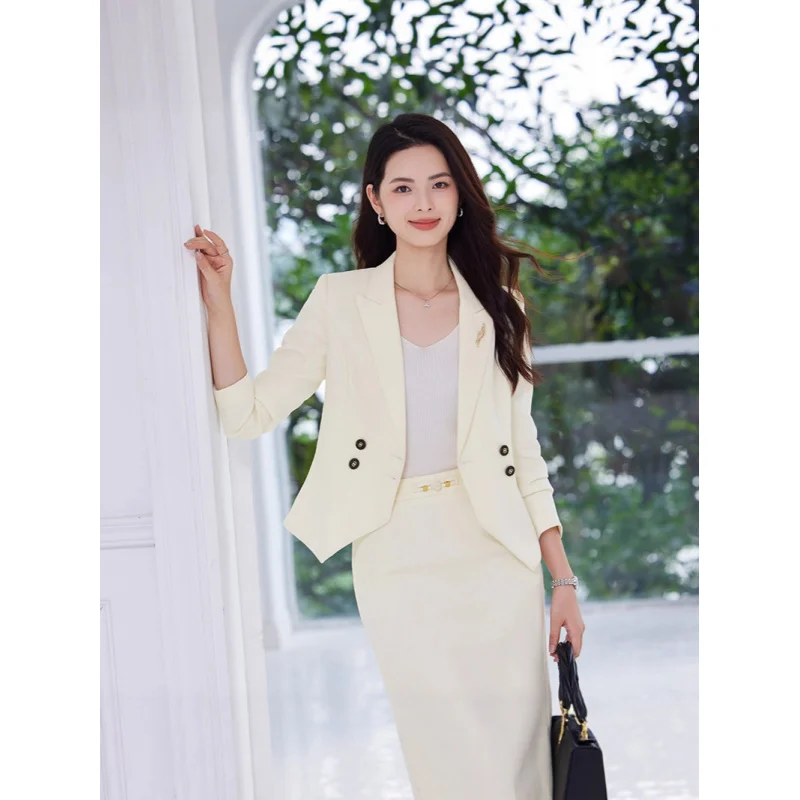 

New skirt suits are popular this year, featuring trendy two-piece business outfits that exude a high-end, sophisticated, goddess