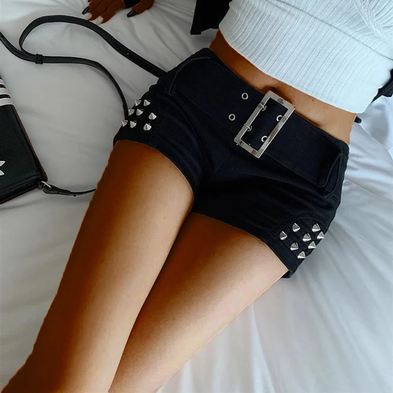 سراويل جينز نسائية بخصر منخفض للملهى الليلي ، شورت Y2K أسود مثير ، بنطال هاراجوكو نسائي ، زخرفة برشام معدني ، الموضة الأمريكية ،