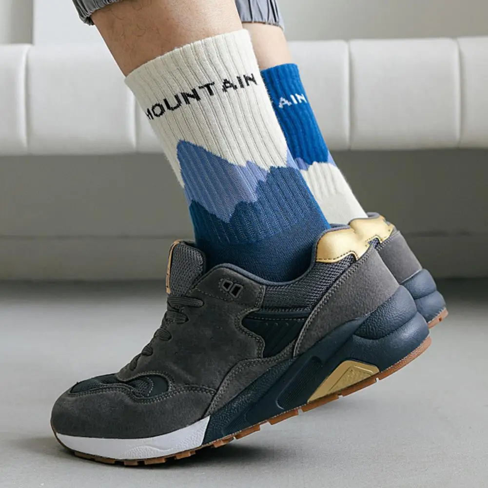 Chaussettes de sport à tube moyen pour hommes et femmes, chaussettes Hip Hop rayées, chaussettes de skateboard respirantes, chaussettes de couple à haute élasticité, 1 paire