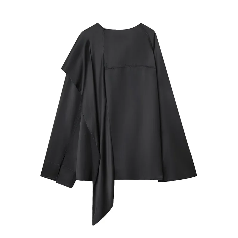 Nowa kolekcja damska Jesień/Zima 2025, asymetryczna, zwiewna bluzka z diagonalu zapinana na guziki.