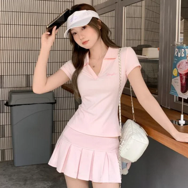 

Розовый комплект: женская футболка-поло с коротким рукавом и V-образным вырезом, плиссированная юбка А-силуэта и брюки для лета, облегающий крой