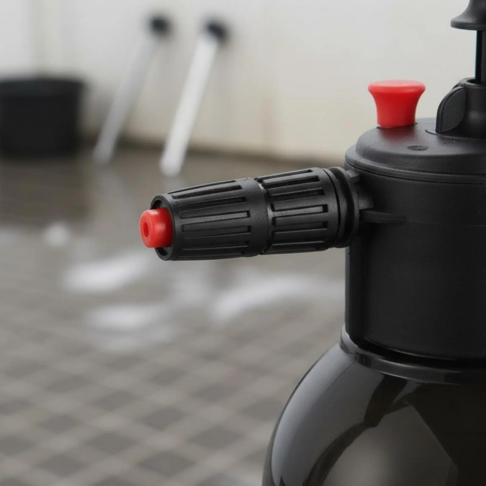 

2 L 2L Pump Action Dispenser Easy Pumping Handheld Foam Dispenser Manual Car Wash Foam Wide Angle Spray for Gardeners