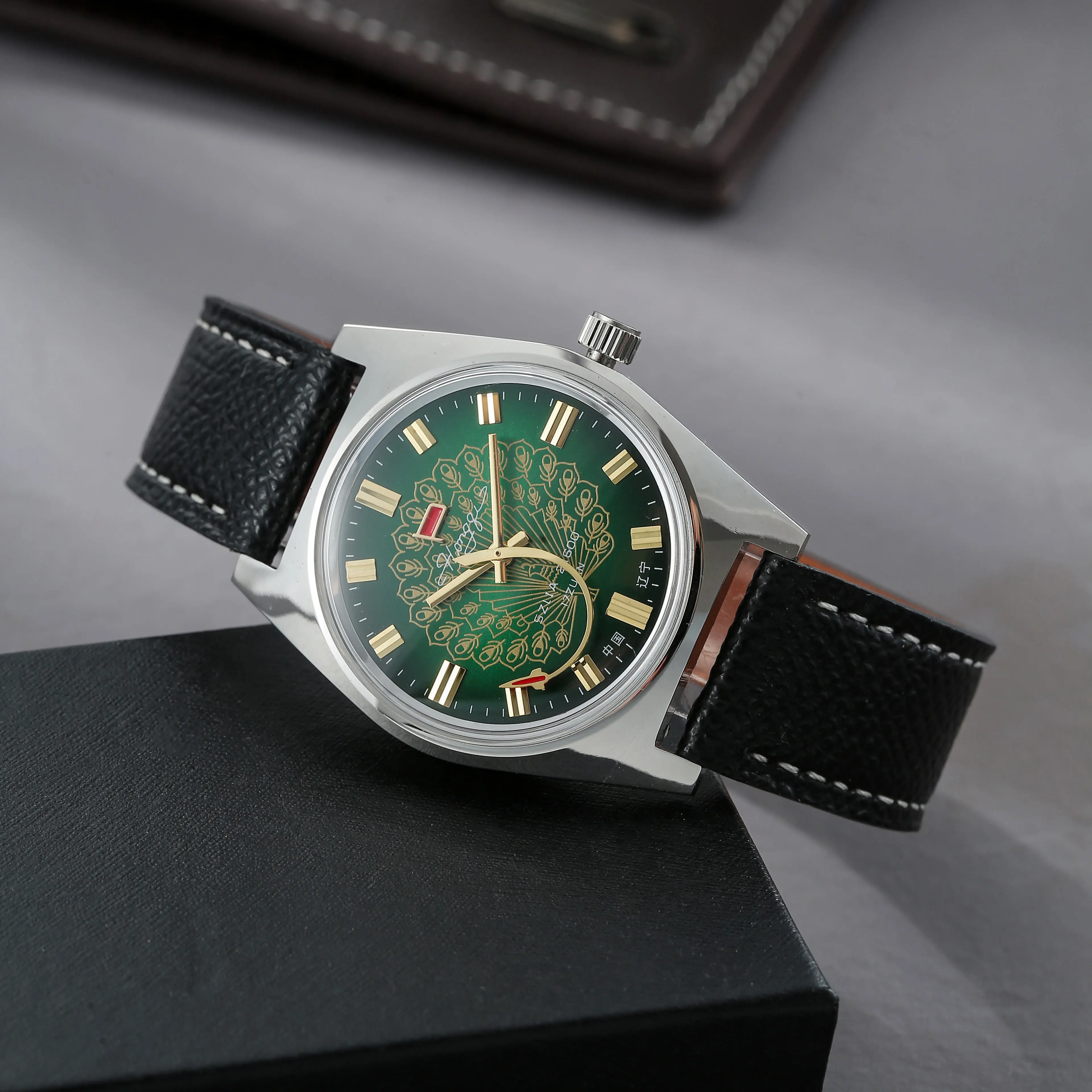 Men Manual‑Winding Mechanical Watch Shanghai 7120 Movement Dome Curved Acrylic Crystal Green Peacock Engraved Dial Retro Field