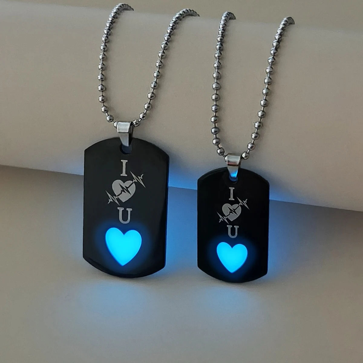 2 pieces/sets of luminous heart and beating heart pattern couple necklaces, fashionable and simple gift accessories for women