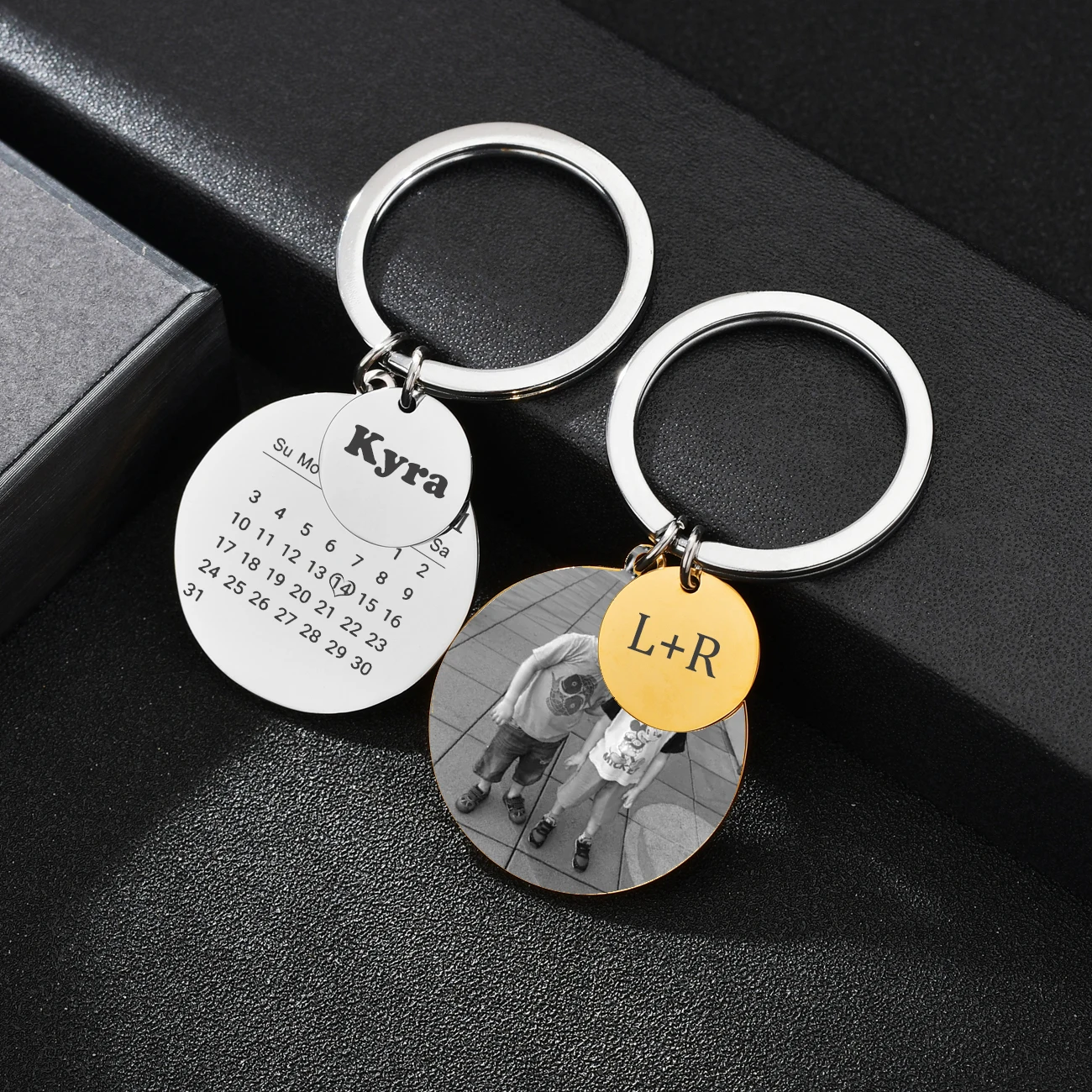 Akizoom Custom Picture Keychain Engrave Name Date Heart Round Keyring Stainless Steel Personalized Photo Logo for Woman Kid Gift