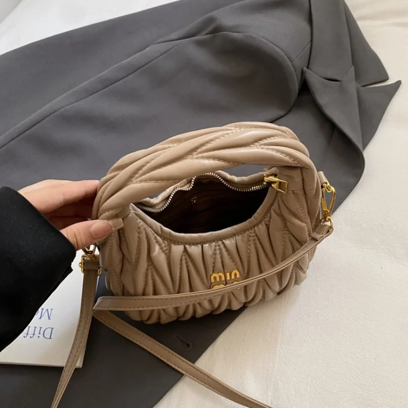 

Luxury Ladies Shoulder Bag Made Of Premium Leather Boasting Classic Paris Inspired And Casual Vintage Commuter Look​