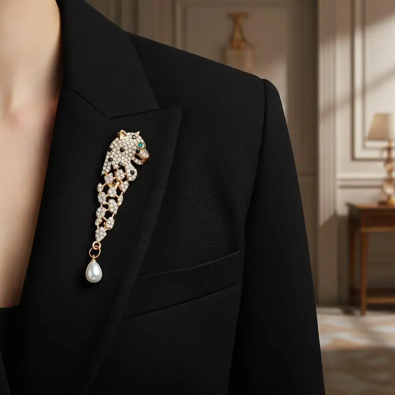 Glänzende Strass-Leoparden-Brosche mit hängendem Perlenanhänger in zwei Farben für Hochzeit, Bankett, Party und Alltag. – Detail 5