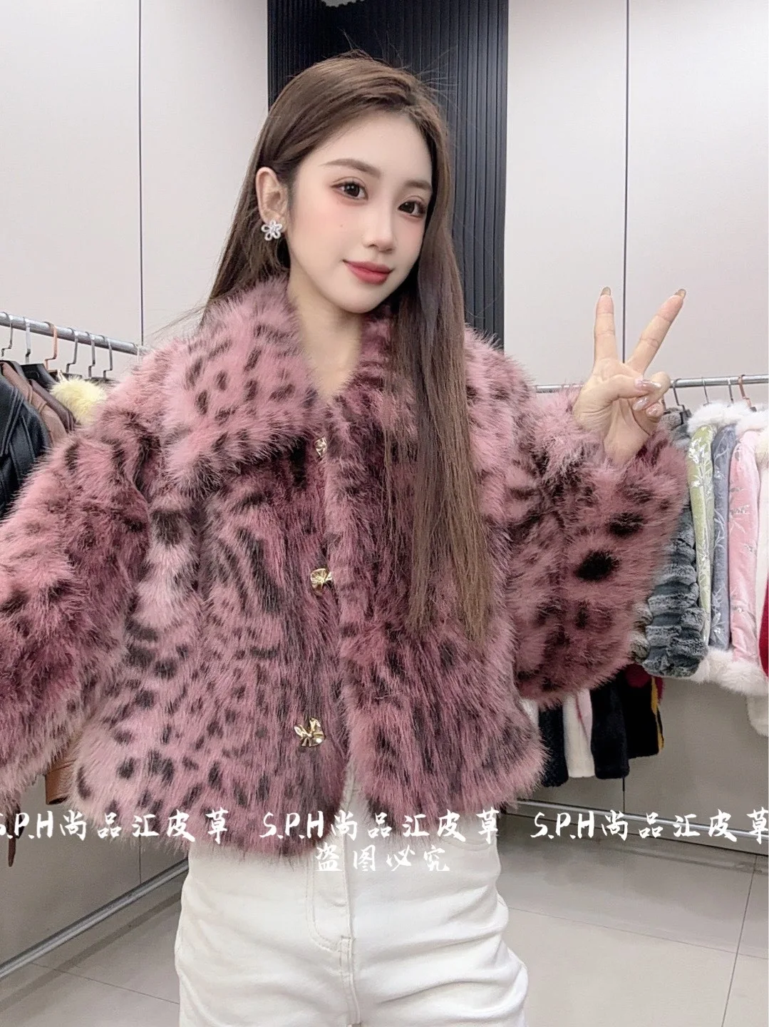2025 Short Lapel Women's Leopard Print Exquisite Elegant Winter Furry Coat Short Single-Breasted Long Sleeves Faux Fur Jacket