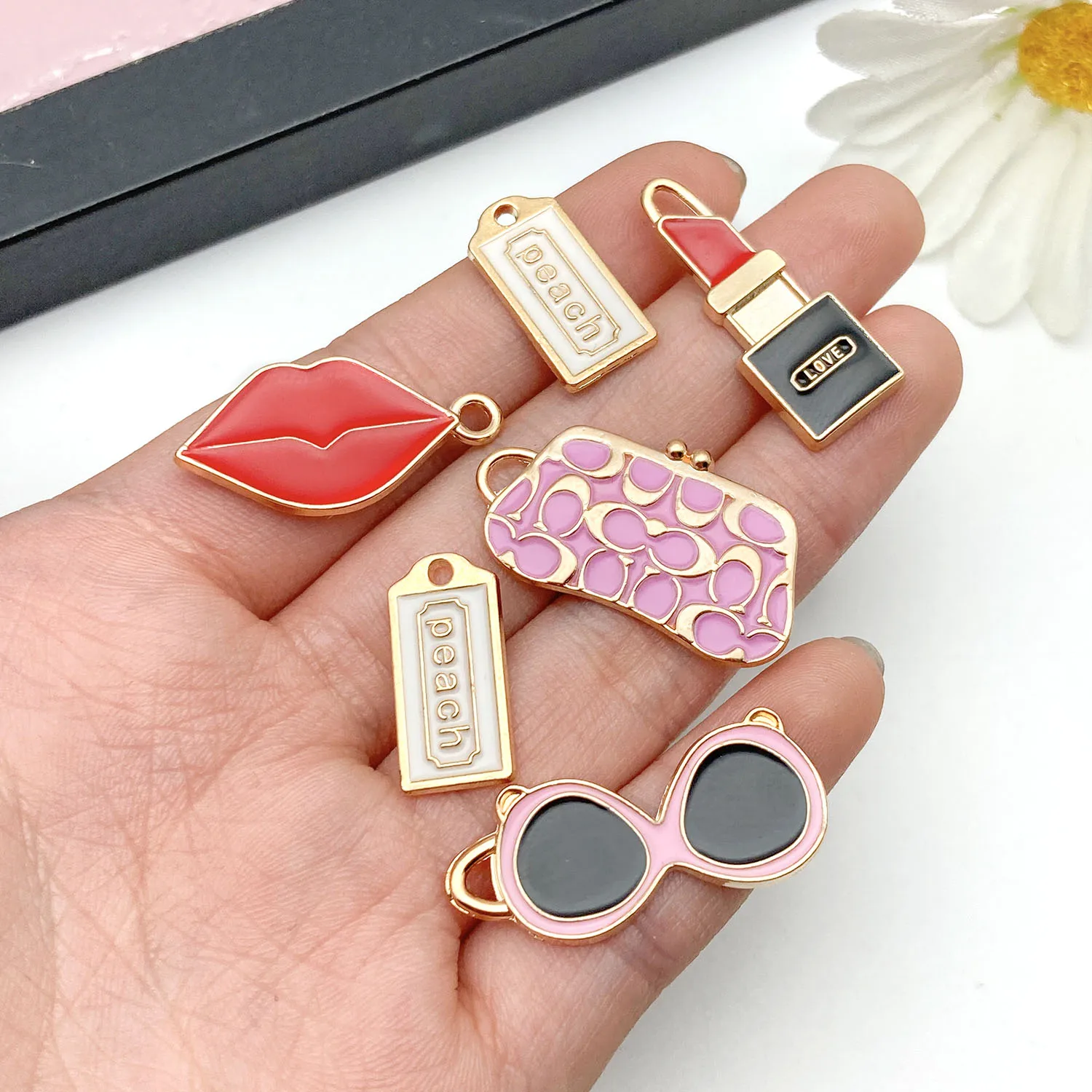 5/10 قطع من المعلقات المصنوعة من سبائك المينا للحقائب النسائية التي يمكنك صنعها بنفسك وإكسسوارات أحمر الشفاه والأساور والأقراط وسلاسل المفاتيح.