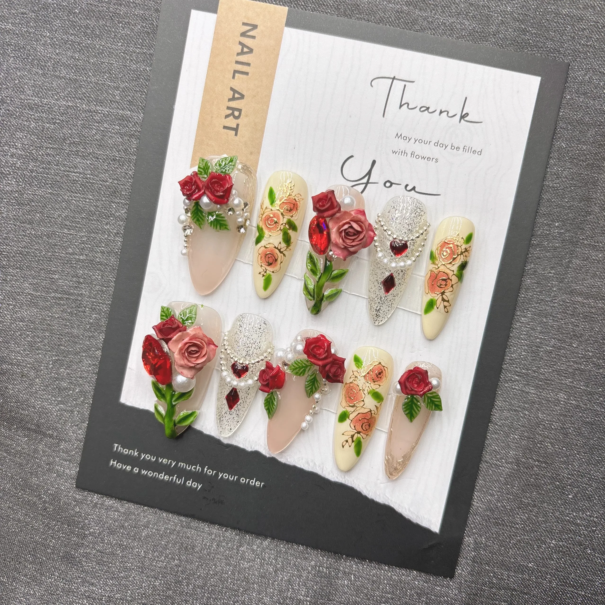 エレガントな花パールプレス爪ラインストーン付き付け爪ウェディングパーティーデートロマンチックなグラマラスアクリルネイル女性用