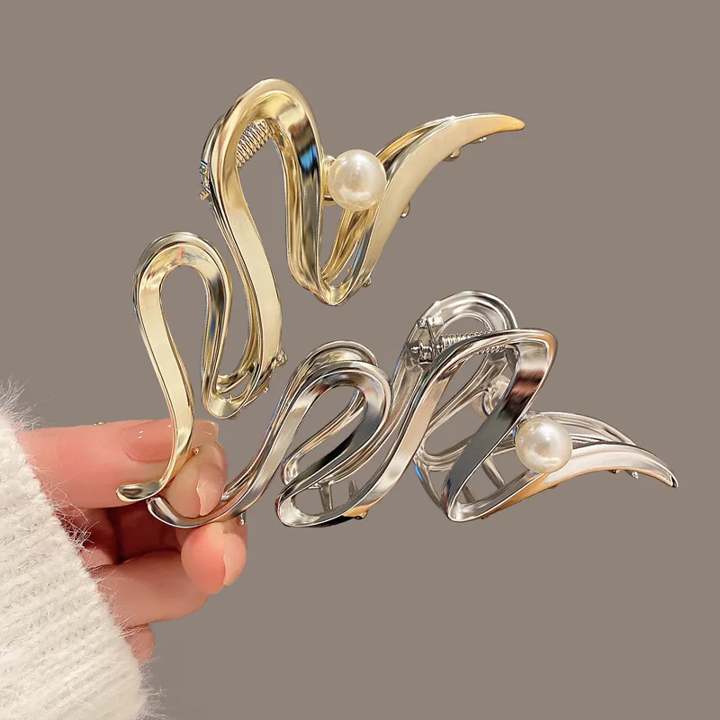 Nuove donne moda perla fermaglio per capelli grande artiglio per capelli coreano per ragazza Shark Clip Wave Metal Headwear Barrette accessori per