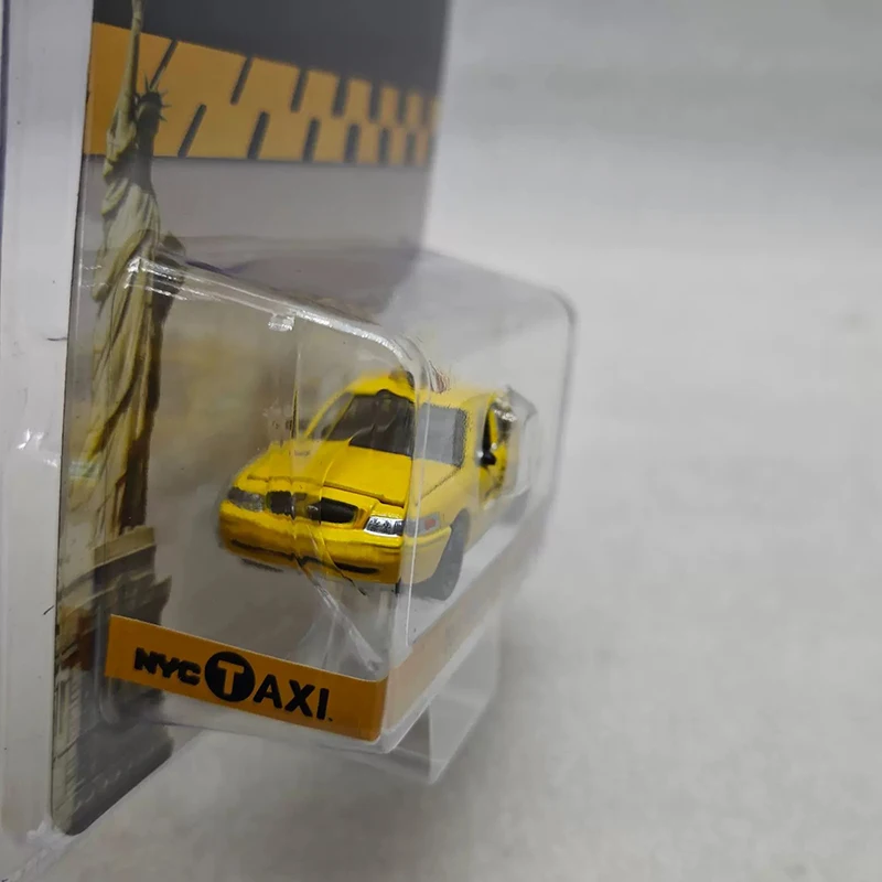 Greenlight Diecast Alloy 1/64 2011 Crown VICTORIA Car Model Classics Adult Souvenir Gift Hobby & Toys