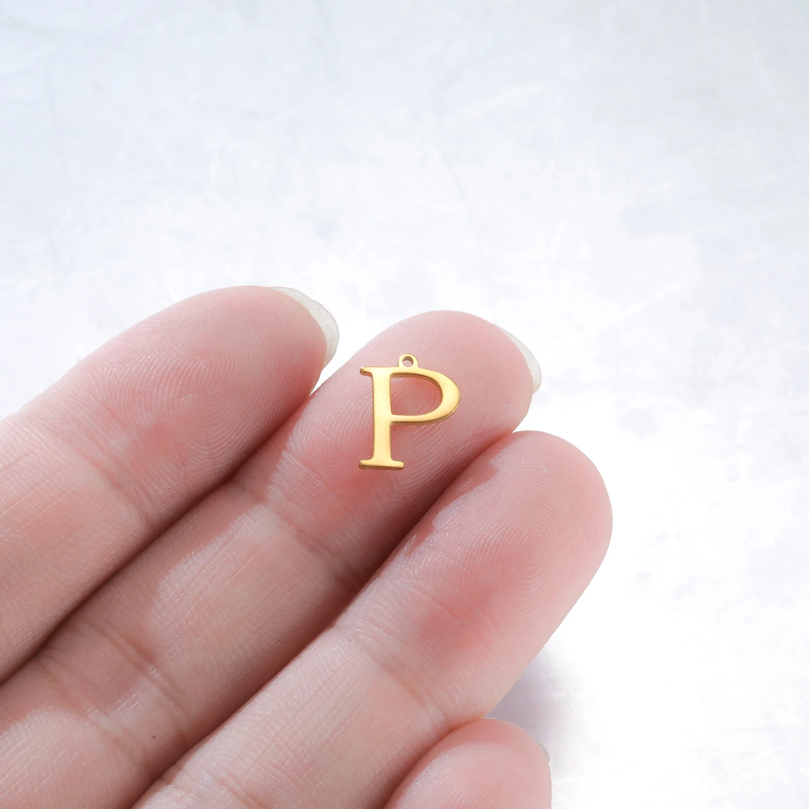 Skyrim 5 Stück/Set A-Z Initialen-Buchstaben-Anhänger aus Edelstahl in Goldfarbe, DIY-Alphabet-Anhänger für Halsketten, Armbänder und Schmuckherstellung – Detail 10