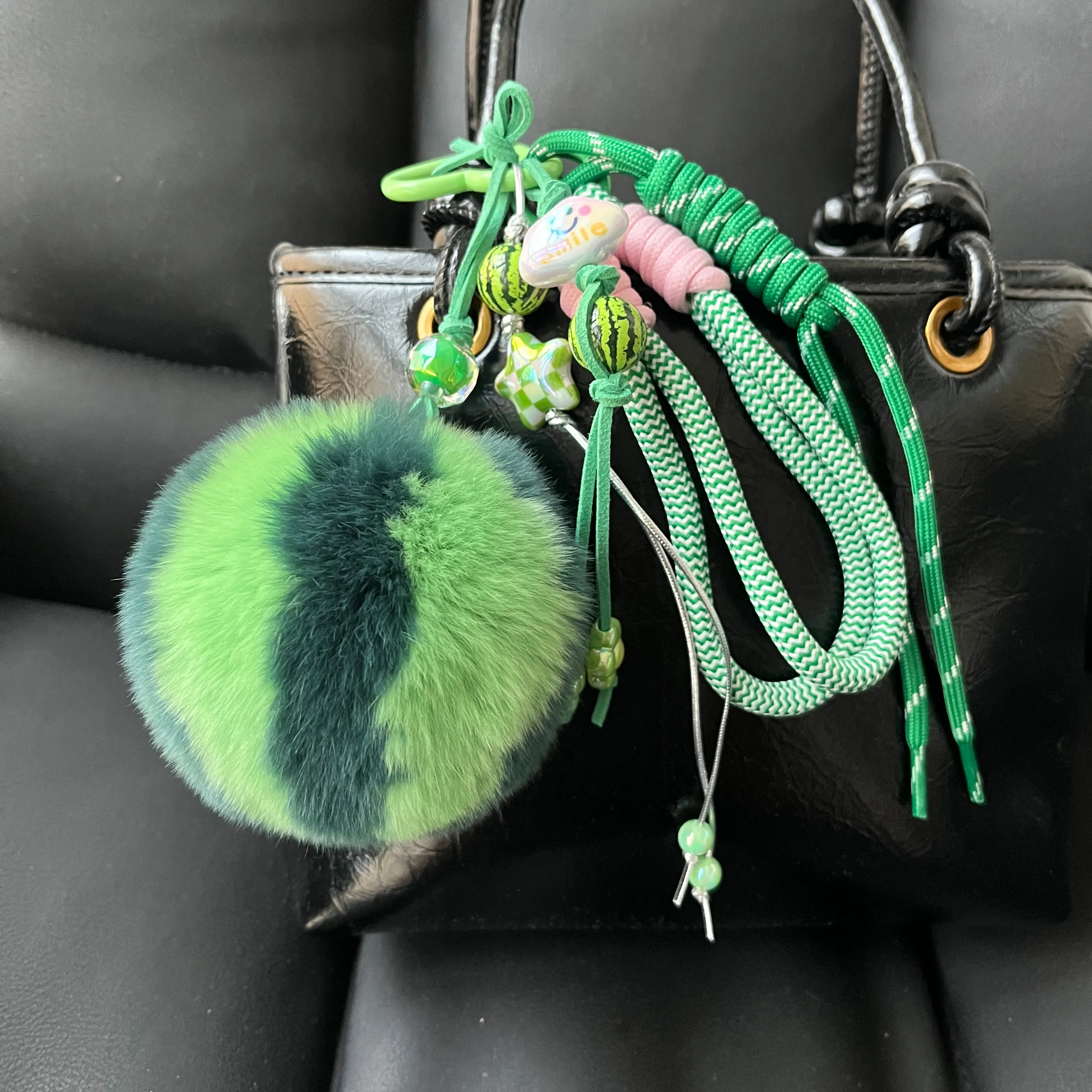 本物のウサギの毛皮のスイカキーホルダーかわいいふわふわポンポン車のキーリングインスタイルバッグチャームペンダント誕生日プレゼント女性のための