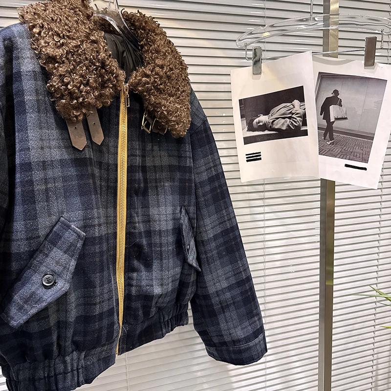 2025 Winter Neue Amerikanische Stil Retro Gürtel Neck Grid Muster Kontrast Farbe Unten Jacke Frauen Casual Street Fashion Mantel