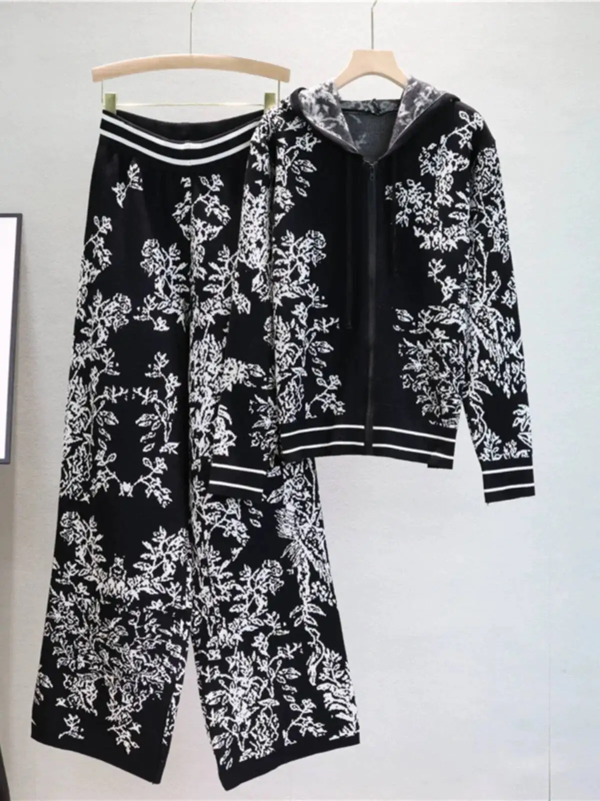 

Женский трикотажный костюм из двух предметов, свитер с капюшоном и длинные брюки с широкими штанинами в стиле ретро, осенний костюм с принтом