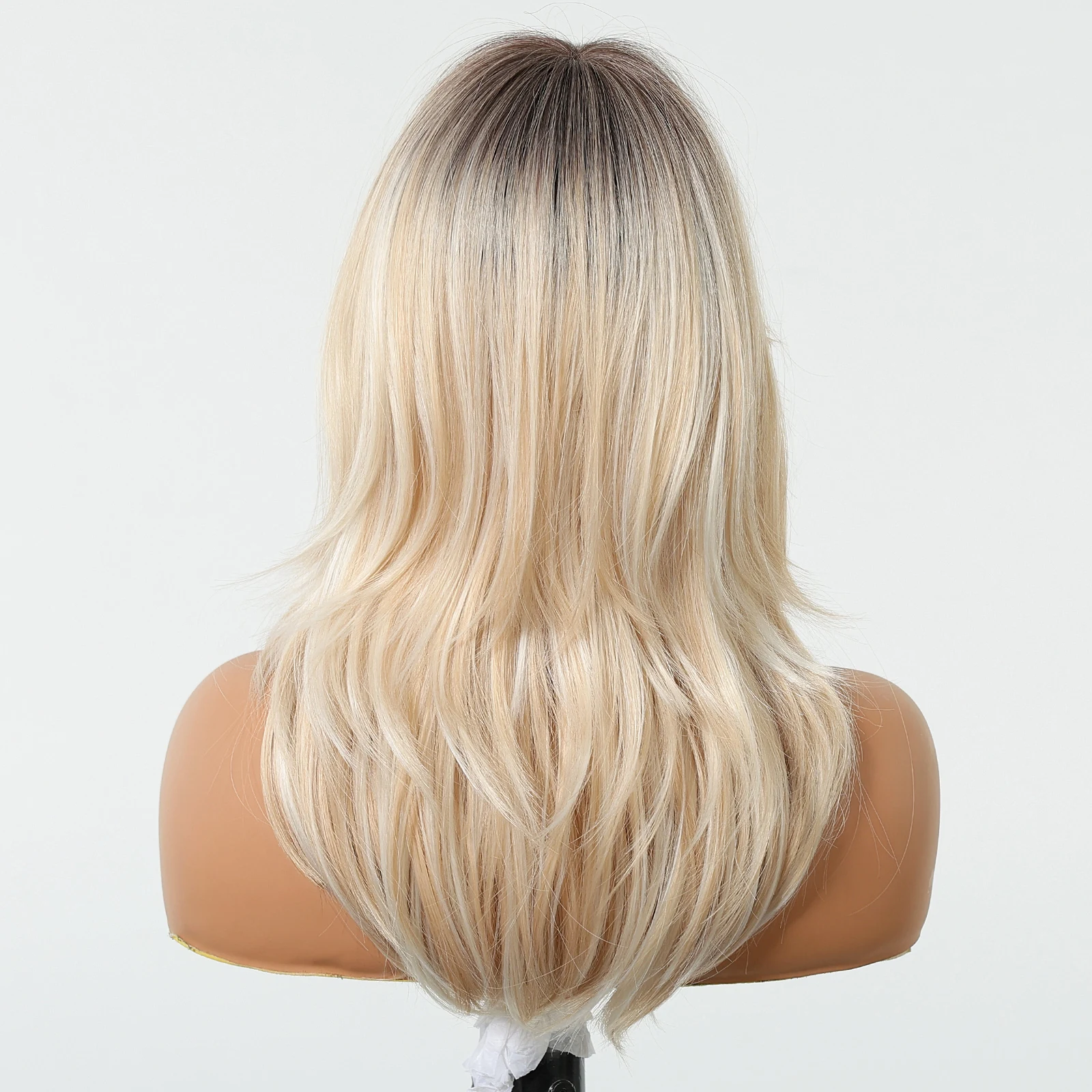 Ombre platinablonde synthetische pruik met pony Middellange gelaagde pruiken voor vrouwen Natuurlijk cosplayfeesthaar Hittebestendig