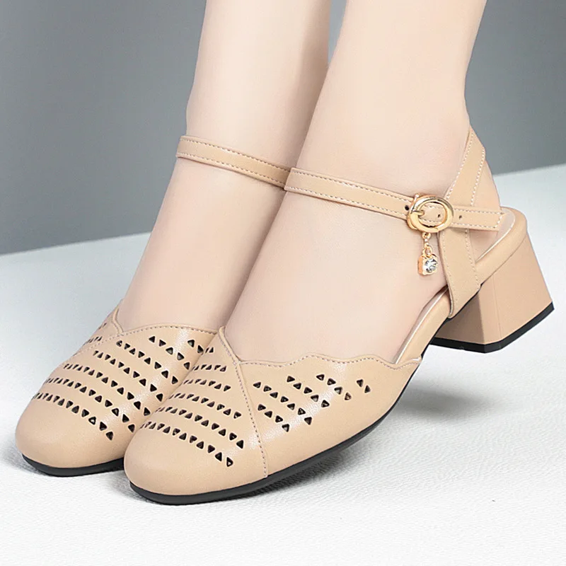 

Летние новые сандалии Baotou, дышащие женские туфли с вырезами на мягком каблуке, на толстом каблуке, обувь для мам среднего возраста, танцевальные туфли