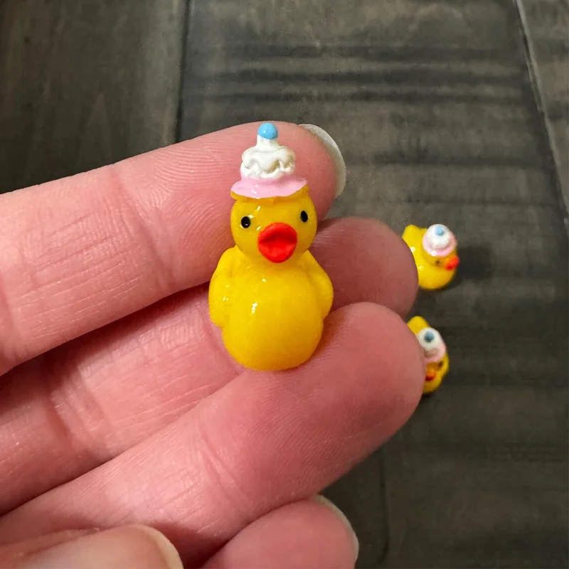 

5/10 Pcs Mini Resin Birthday Cake Hat Duck Miniatures, Fairy Garden Animal Figurines for Micro Landscape DIY Craft Home Decor
