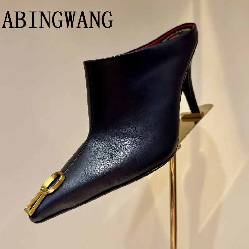 

Новые летние кожаные тапочки высокого качества на тонком высоком каблуке для женщин, слипоны с острым носком, металлические украшенные сандалии, вечерние модельные туфли