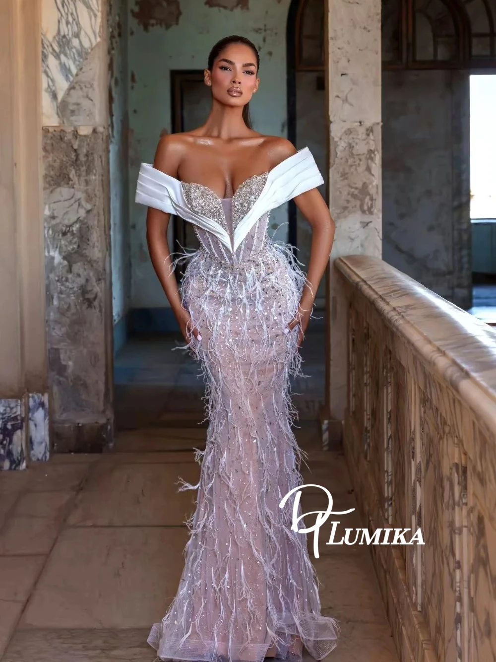 Abito da ballo personalizzato con spalle scoperte per banchetti formali Abito da sera con corsetto squisito con piume di sirena abbagliante per le donne