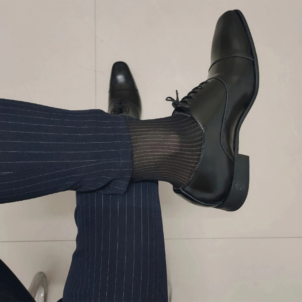 Nuevos calcetines cómodos y elegantes a la moda para hombre, calcetines de negocios transpirables y sedosos transparentes a rayas para hombre, cómodos