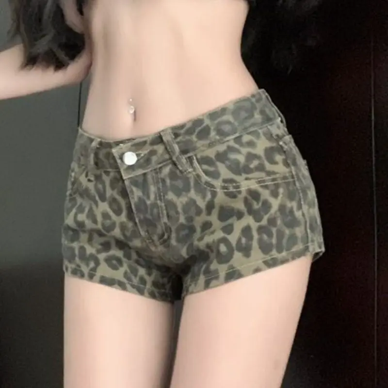 กางเกงยีนส์ขาสั้นลายเสือดาวสำหรับเต้นรำในไนต์คลับ สไตล์ยุค 2000s Y2k Gyaru เหมาะสำหรับใส่ไปชายหาด