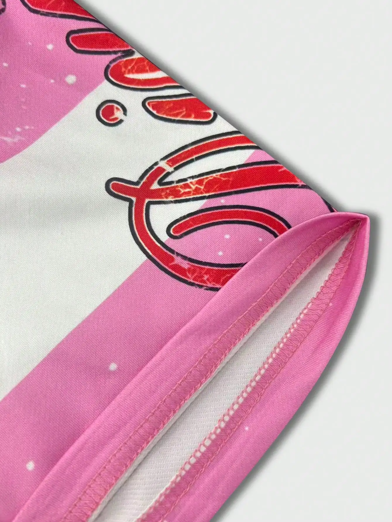 Sommerliches, lässiges, grafisch bedrucktes, pinkes Herren-Langarmshirt mit Preppy-Streifen und Polokragen, lässiges College-Style-Oberteil – Detail 7