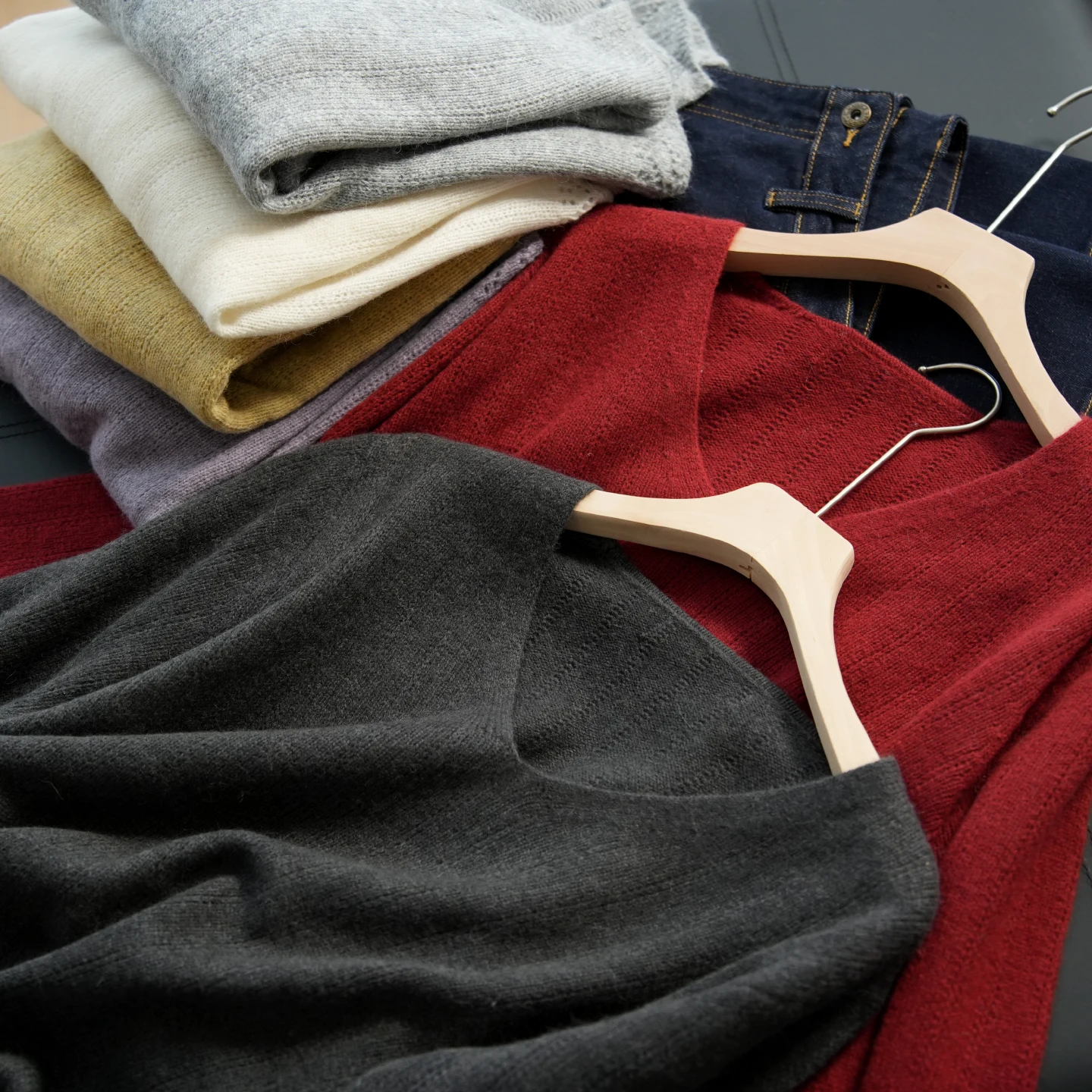 เสื้อสเวตเตอร์คอวีเรียบง่ายสำหรับผู้หญิง ทรงปกติ ผลิตภัณฑ์พิเศษสำหรับขายออนไลน์ ผสมขนแกะและขนกระต่าย เนื้อบางเบา เหมาะสำหรับฤดูใบไม้ร่วง สไตล์ลำลอง