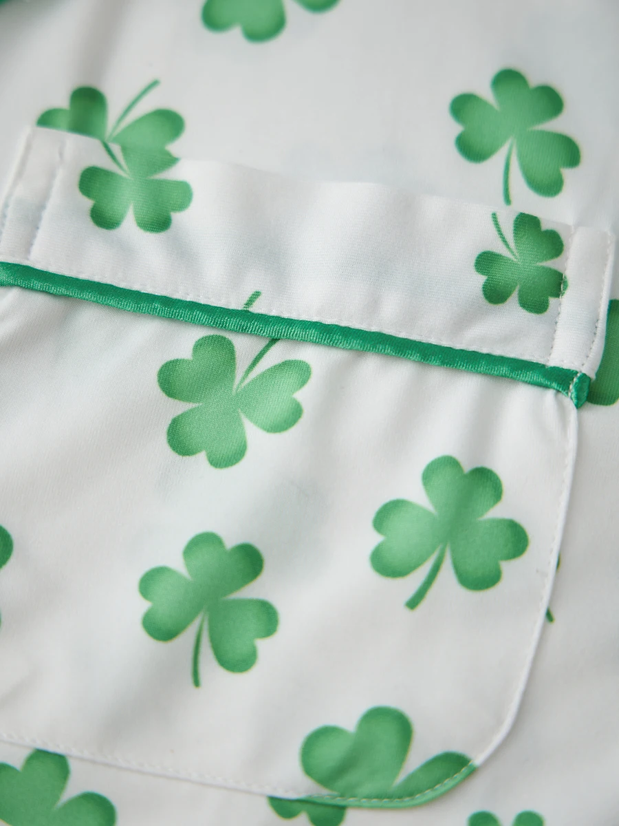 ผู้หญิงไอริช Loungewear ชุด Shamrock พิมพ์เสื้อแขนสั้นพร้อมกางเกงขาสั้น Ruffled ชุดนอน