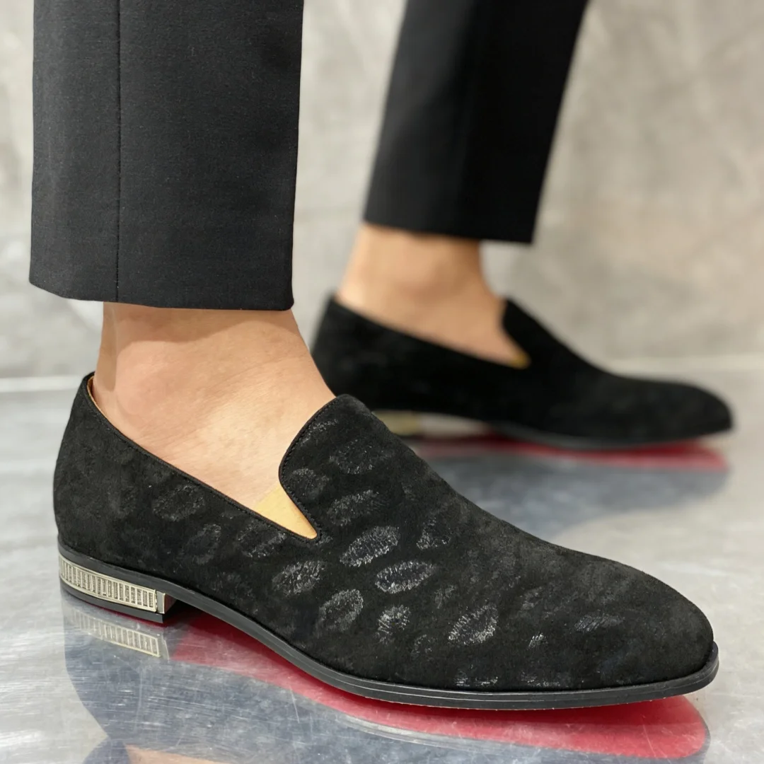 

Comfort Metal Low Heels Round Toe Male Red Sole Party Wedding Formal Shoes Lip Prints Loafers Black Leather Men’s Single Shoes