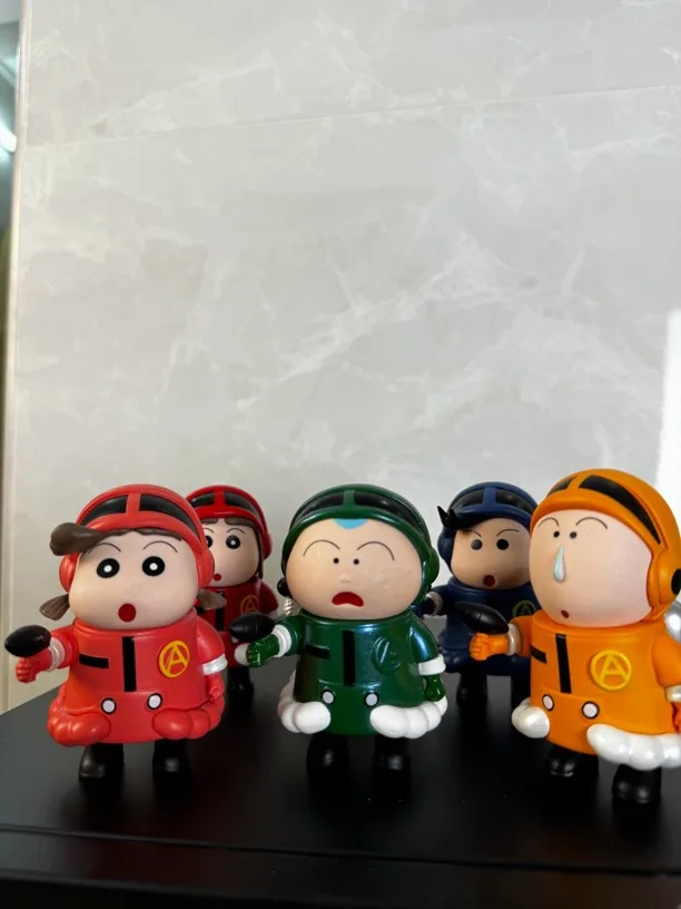 ฟิกเกอร์การ์ตูนชินจัง ชุดนักบินอวกาศ 6 ตัว/ชุด ของเล่นตกแต่งรถยนต์ ของสะสมสำหรับเด็กและแฟนคลับ